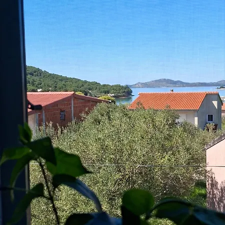 Mirna Kamena Kuca Pax *